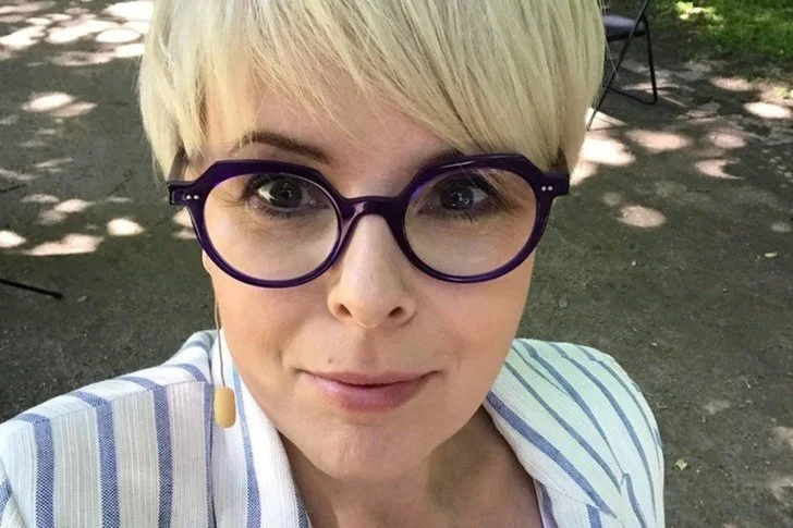 Karolina Korwin-Piotrowska napisała o jednorazowych rękawiczkach.