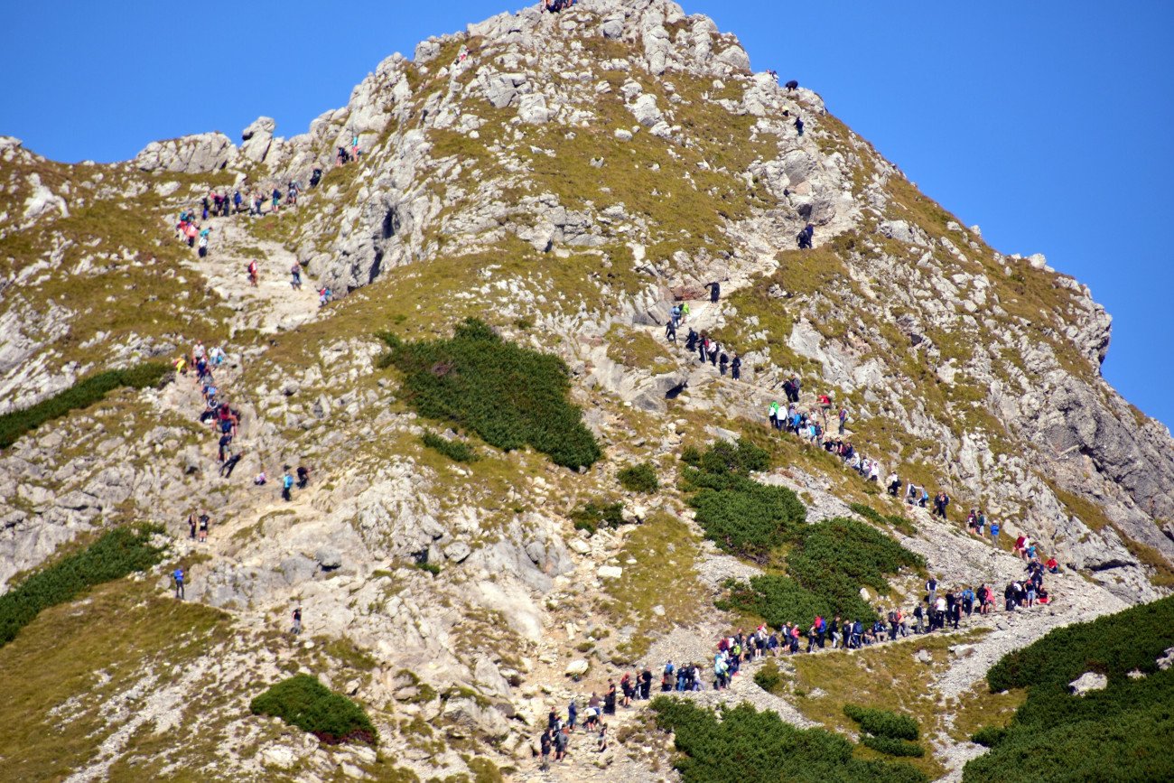 Co jest największą zmorą w zachowaniu turystów w górach? Na zdjęciu: kolejka do wejścia na Giewont.