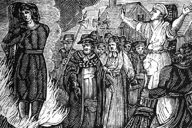 Czarownica palona na stosie. W epoce nowożytnej w płomieniach zginęło nawet 100 tys. kobiet.