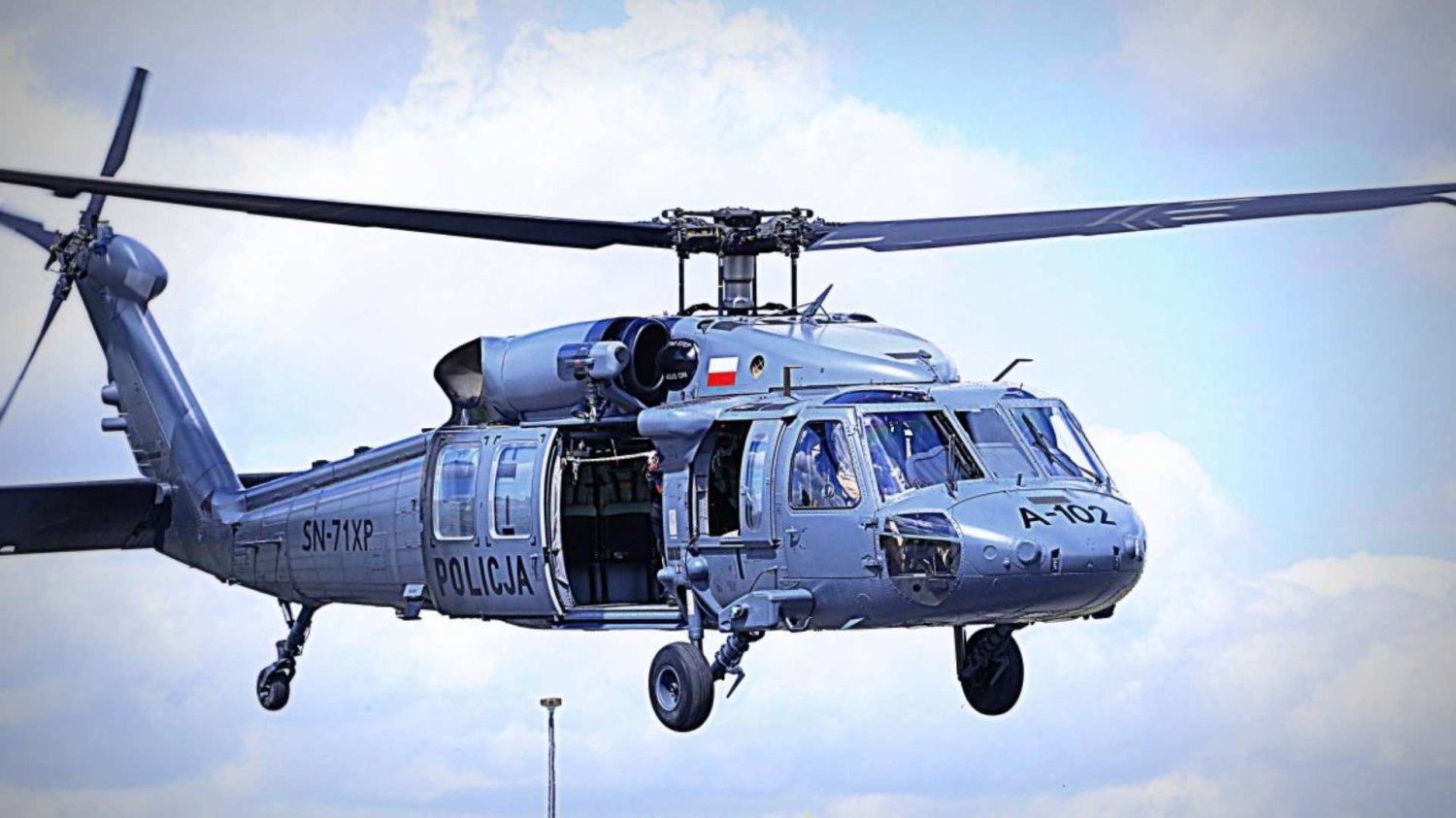 Poranna akcja służb przy Rondzie Radosława. Nad budynkiem pojawił się Black Hawk.