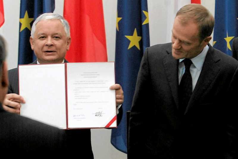 2009: prezydent Lech Kaczyński podpisał Traktat Lizboński. Wokół ratyfikacji dokumentu wybuchła polityczna burza. Choć to prezydent Kaczyński negocjował go podczas szczytu i oceniał jako sukces polskiej delegacji, później krytykował go już w kraju.