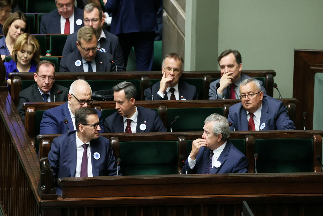 78 posłów pobiera uposażenie poselskie, chociaż nie powinno.