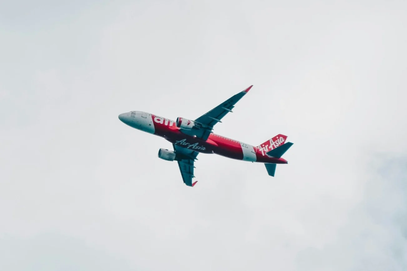 Lot z Kuala Lumpur do Sydney był pełen emocji. Jeden z pasażerów próbował otworzyć drzwi w trakcie lotu. Dwukrotnie. Teraz grozi mu kara więzienia. Pasażer lotu z Malezji do Australii próbował wysiąść z samolotu podczas lotu. Teraz grozi mu poważna kara.