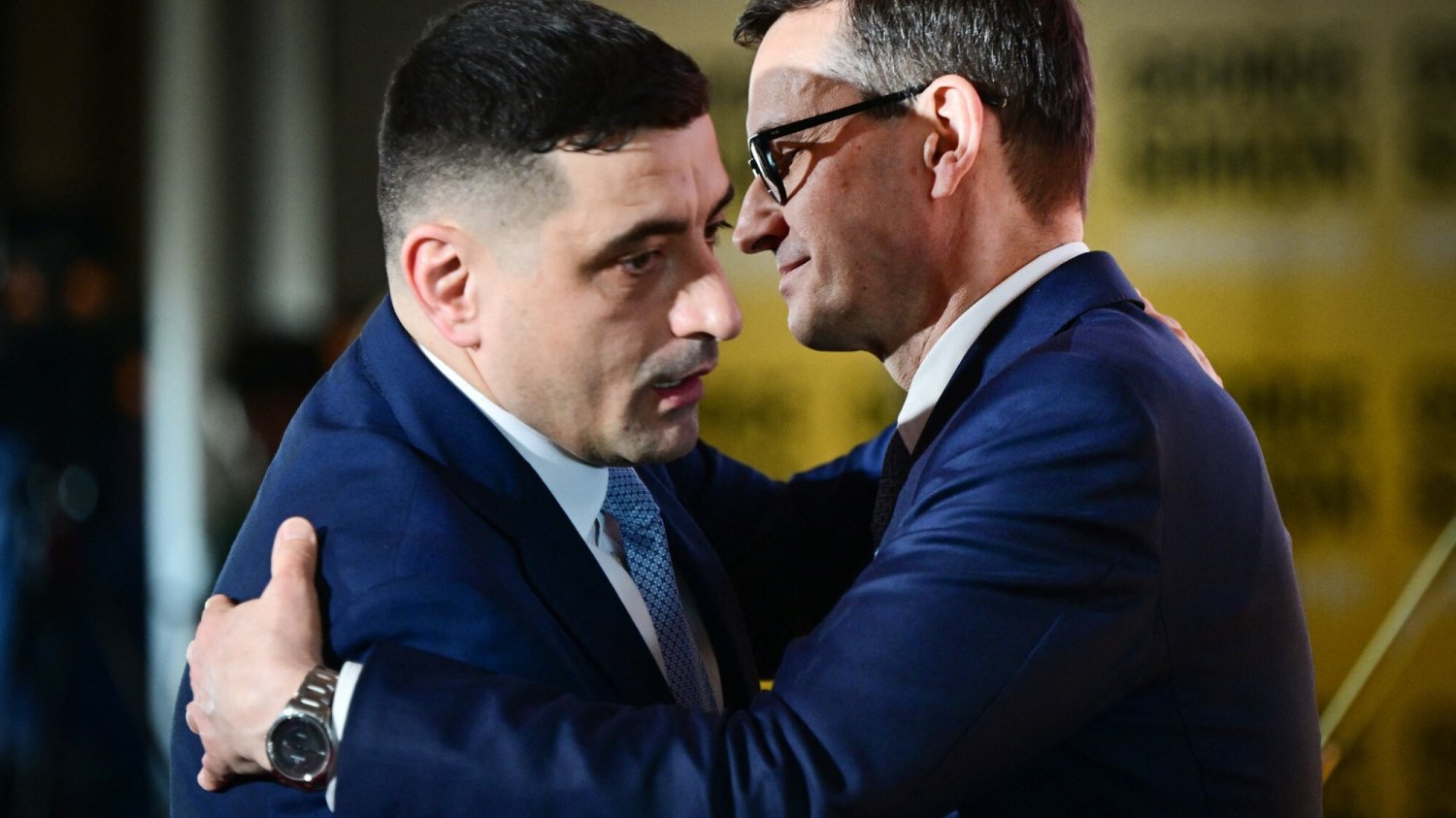 George Simion triumfuje w wyborach w Rumunii. To kolega Morawieckiego