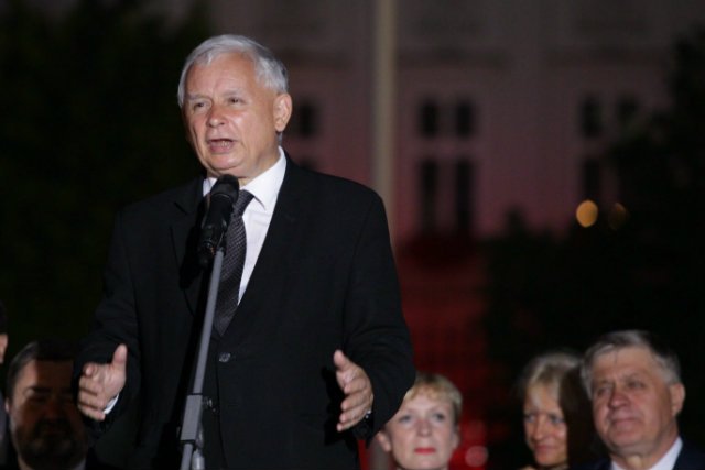 Jarosław Kaczyński podczas 88. miesięcznicy smoleńskiej. Amerykańska edycja "Newsweeka" podsumowała rządy PiS krytyczną analizą.