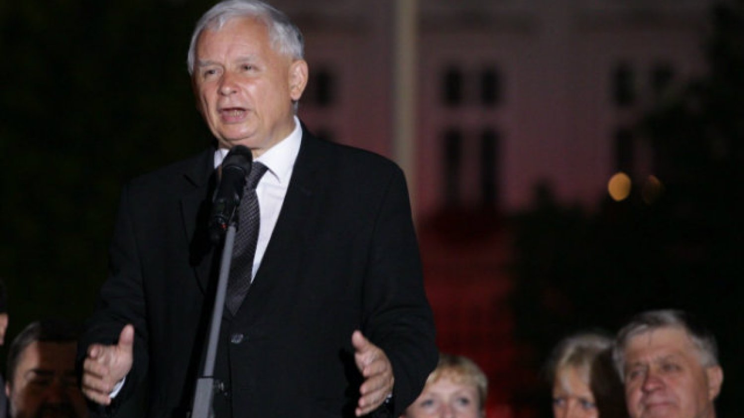 Jarosław Kaczyński podczas 88. miesięcznicy smoleńskiej. Amerykańska edycja "Newsweeka" podsumowała rządy PiS krytyczną analizą.