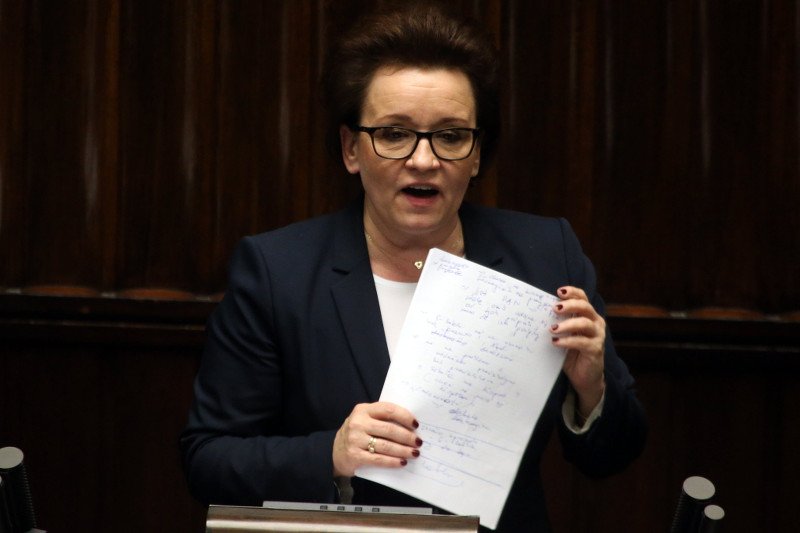 Anna Zalewska podczas nocnej debaty w Sejmie.