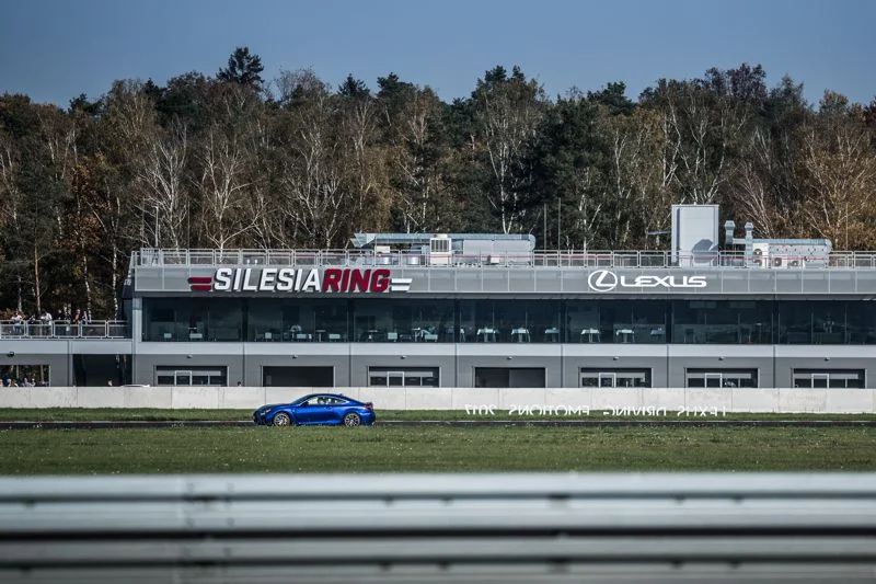 Model RC F także się pojawił na torze.