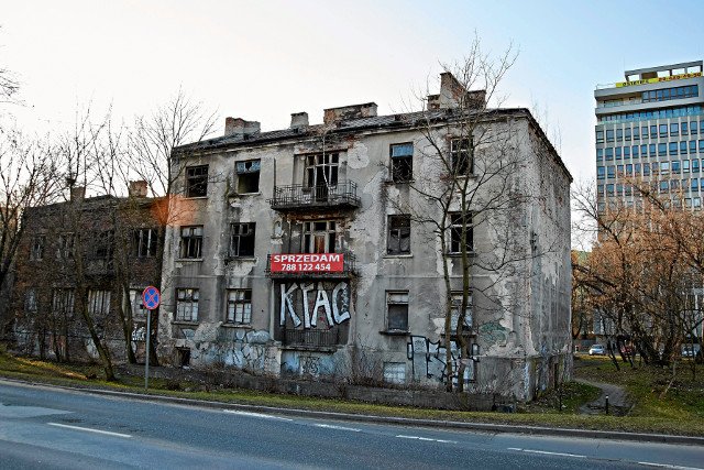 W Warszawie stoi wiele pustostanów.