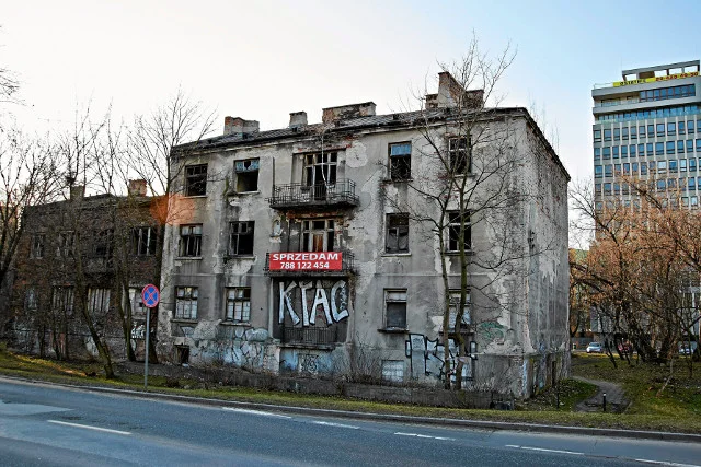 W Warszawie stoi wiele pustostanów.