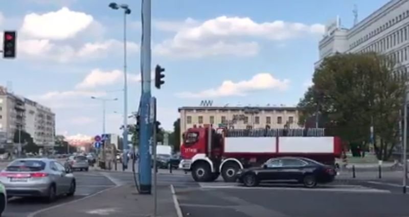 "Nawet strażacy zaangażowani w przygotowanie miesięcznicy smoleńskiej! Barierki jadą na Krakowskie Przedmieście" - napisał na Twitterze Patryk Michalski, reporter RMF FM.