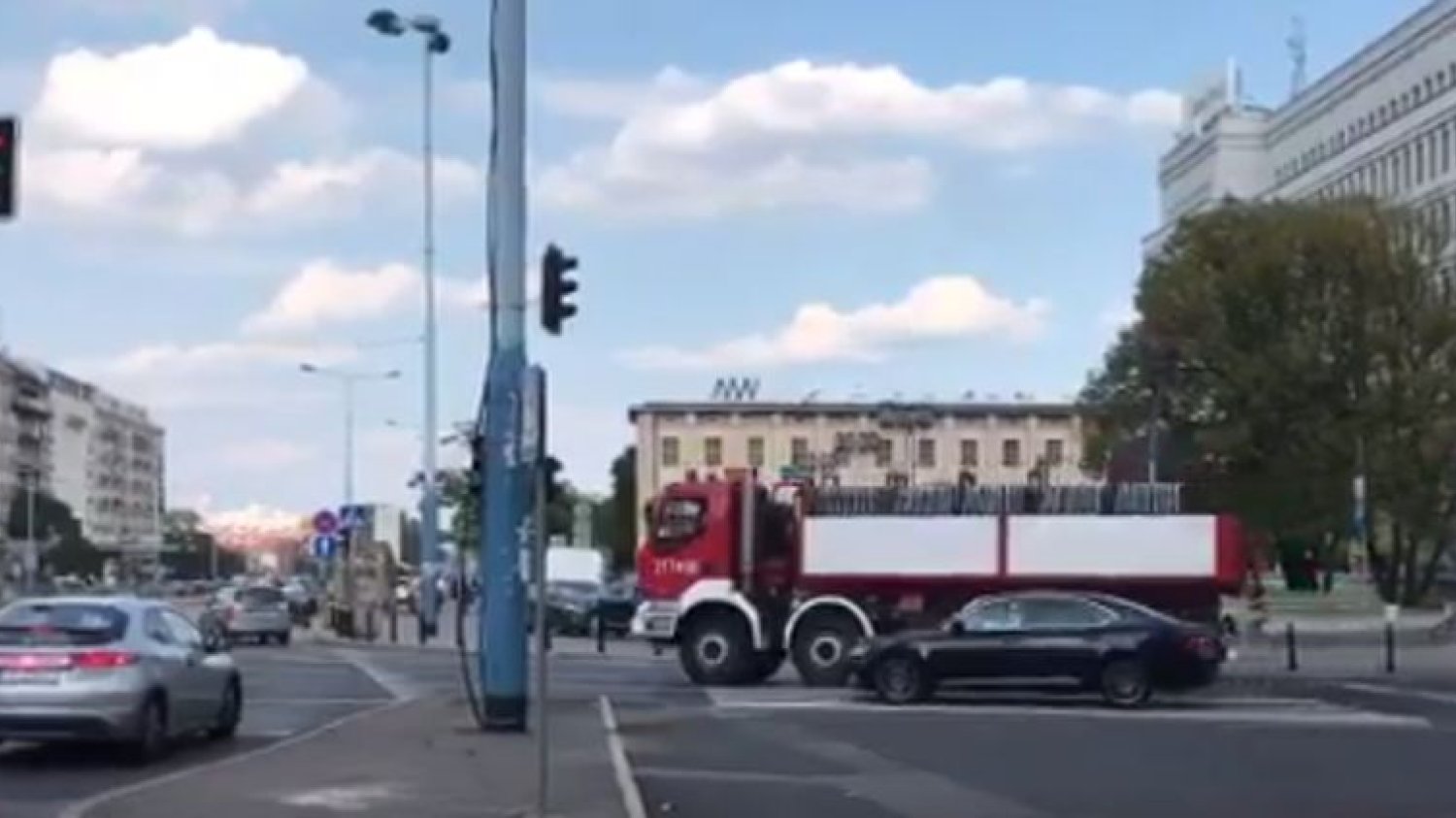 "Nawet strażacy zaangażowani w przygotowanie miesięcznicy smoleńskiej! Barierki jadą na Krakowskie Przedmieście" - napisał na Twitterze Patryk Michalski, reporter RMF FM.