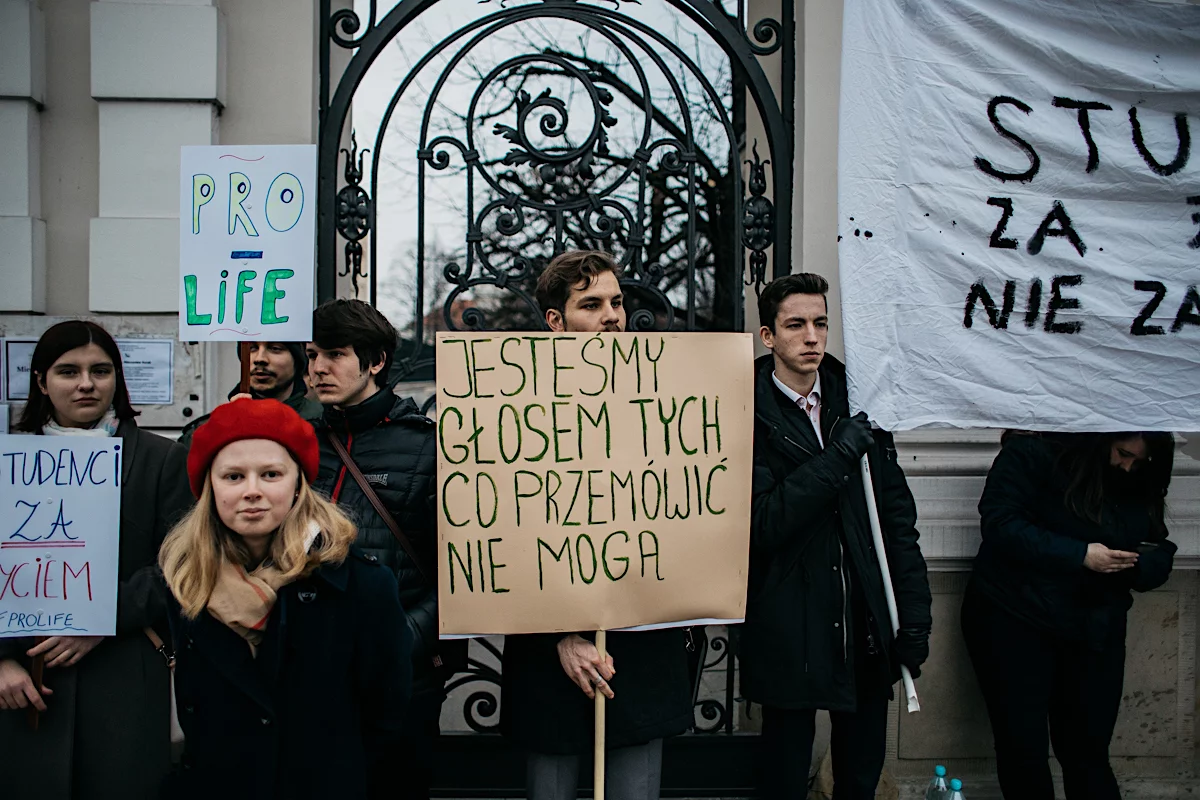 Organizatorzy zachęcali, by ubrać się na biało.