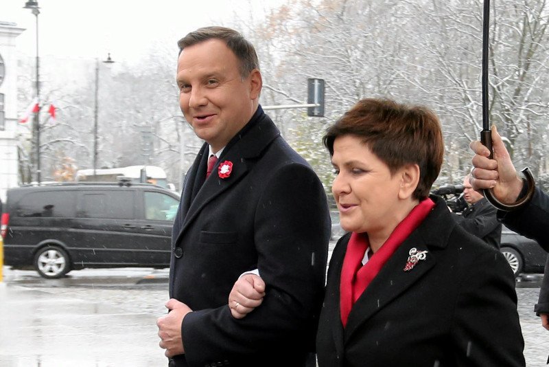 Ani prezydent Duda, ani premier Szydło na razie nie zdecydowała się na złożenie kondolencji Rosjanom.