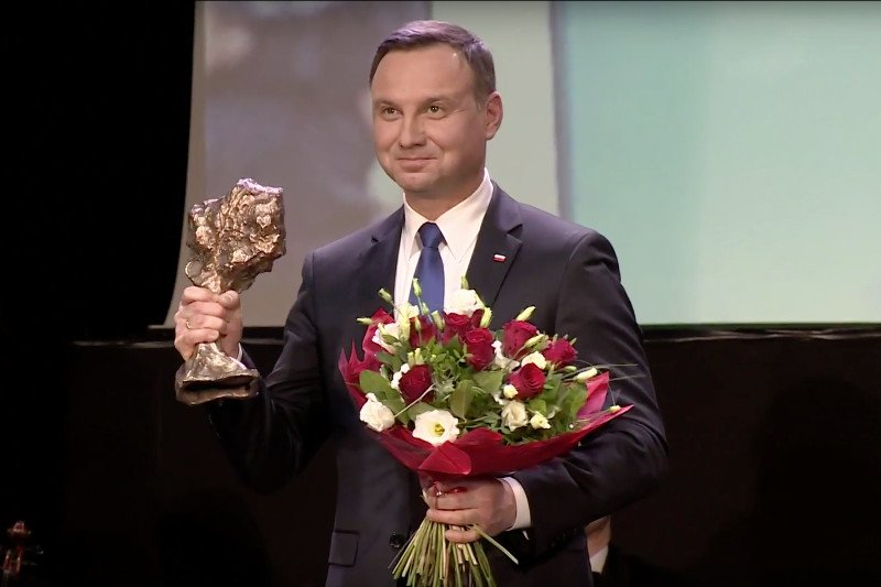 Prezydent Andrzej Duda odebrał nagrodę klubów "Gazety Polskiej".