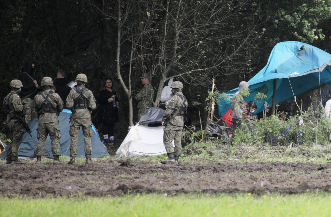 Polskie służby o prowokacji ze strony Białorusi. "Dają migrantom mundury".