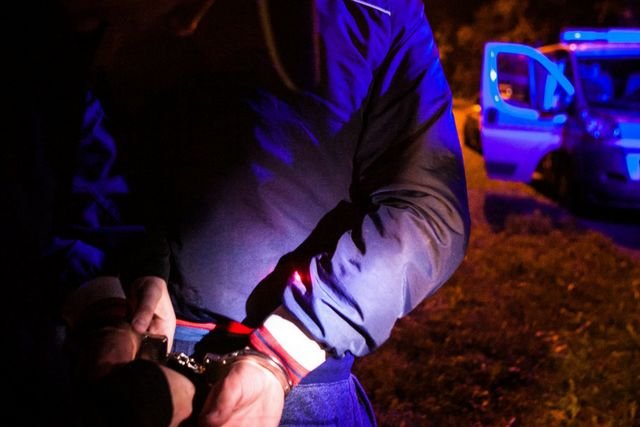 Oprawcy w starszliwy sposób katowali Mateusza, bo podejrzewali go o kradzież laptopa.