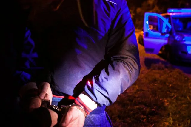 Oprawcy w starszliwy sposób katowali Mateusza, bo podejrzewali go o kradzież laptopa.