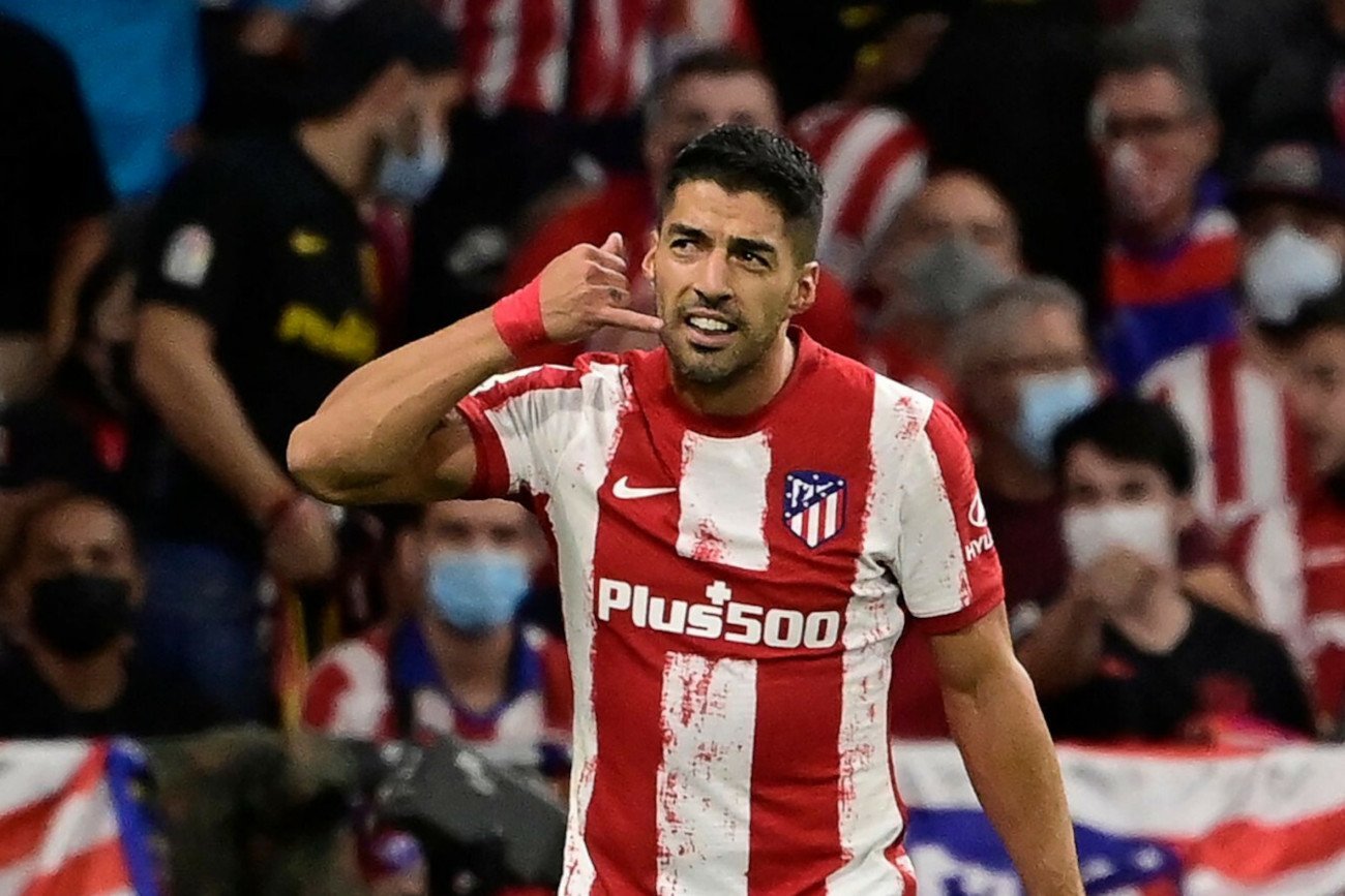 Luis Suarez i symboliczny "telefon" nawiązujący do wydarzeń związanych z Ronaldem Koemanem.