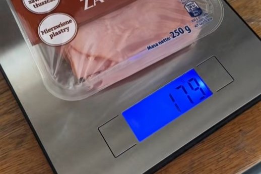 Kupiła szynkę w Biedronce i było jej 179 g (z opakowaniem) zamiast 250 g. Filmik podbił TikToka