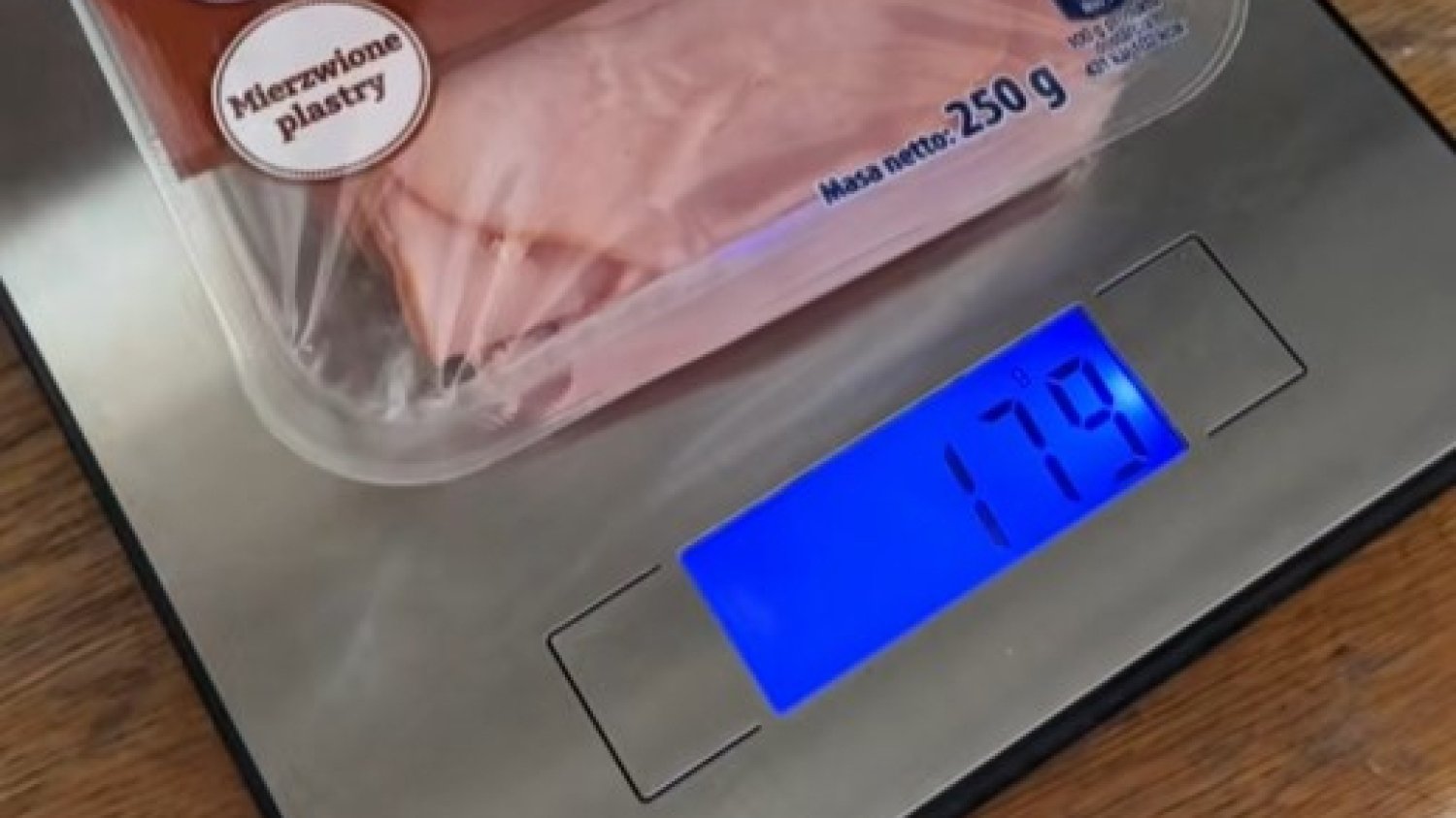 Kupiła szynkę w Biedronce i było jej 179 g (z opakowaniem) zamiast 250 g. Filmik podbił TikToka