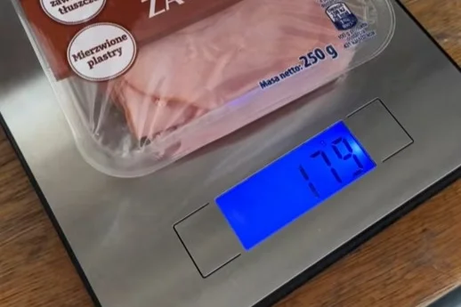 Kupiła szynkę w Biedronce i było jej 179 g (z opakowaniem) zamiast 250 g. Filmik podbił TikToka