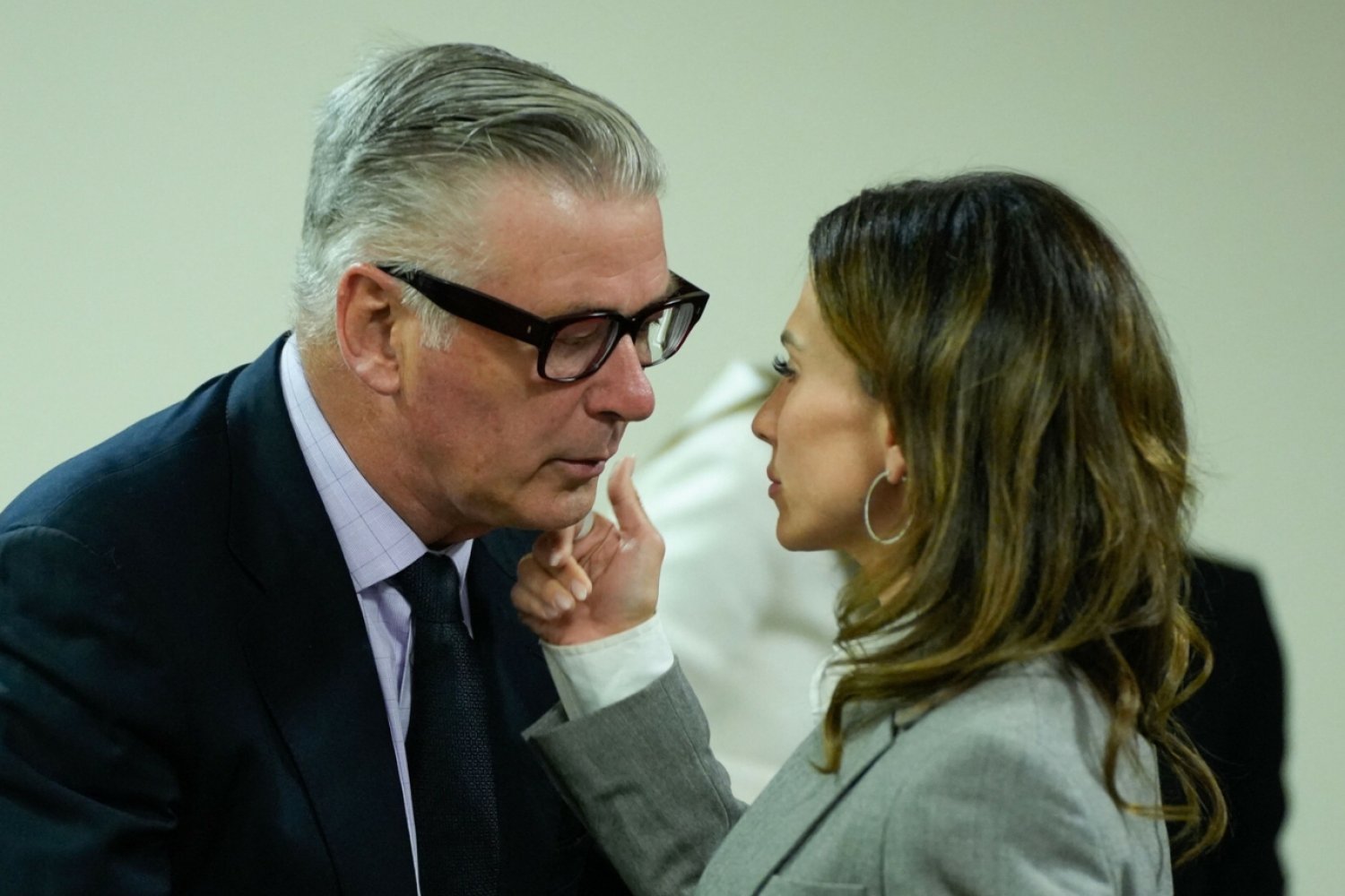 Mocne wyznanie żony Baldwina. Taką wiadomość dostała od niego po wypadku na planie "Rust" Alec Baldwin i wypadek na planie "Rust". Mocne wyznanie żony aktora