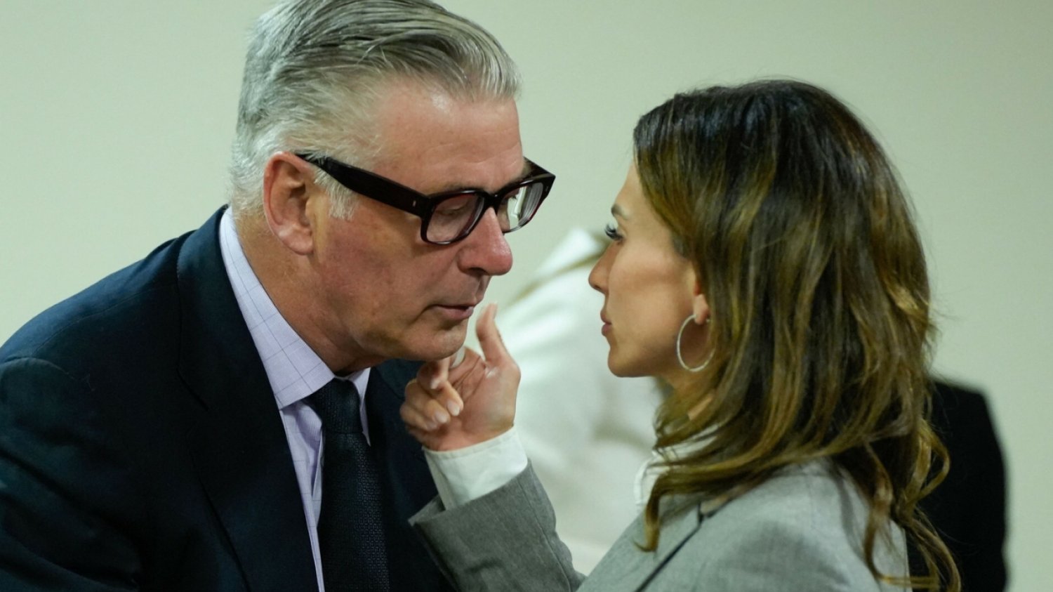 Mocne wyznanie żony Baldwina. Taką wiadomość dostała od niego po wypadku na planie "Rust" Alec Baldwin i wypadek na planie "Rust". Mocne wyznanie żony aktora