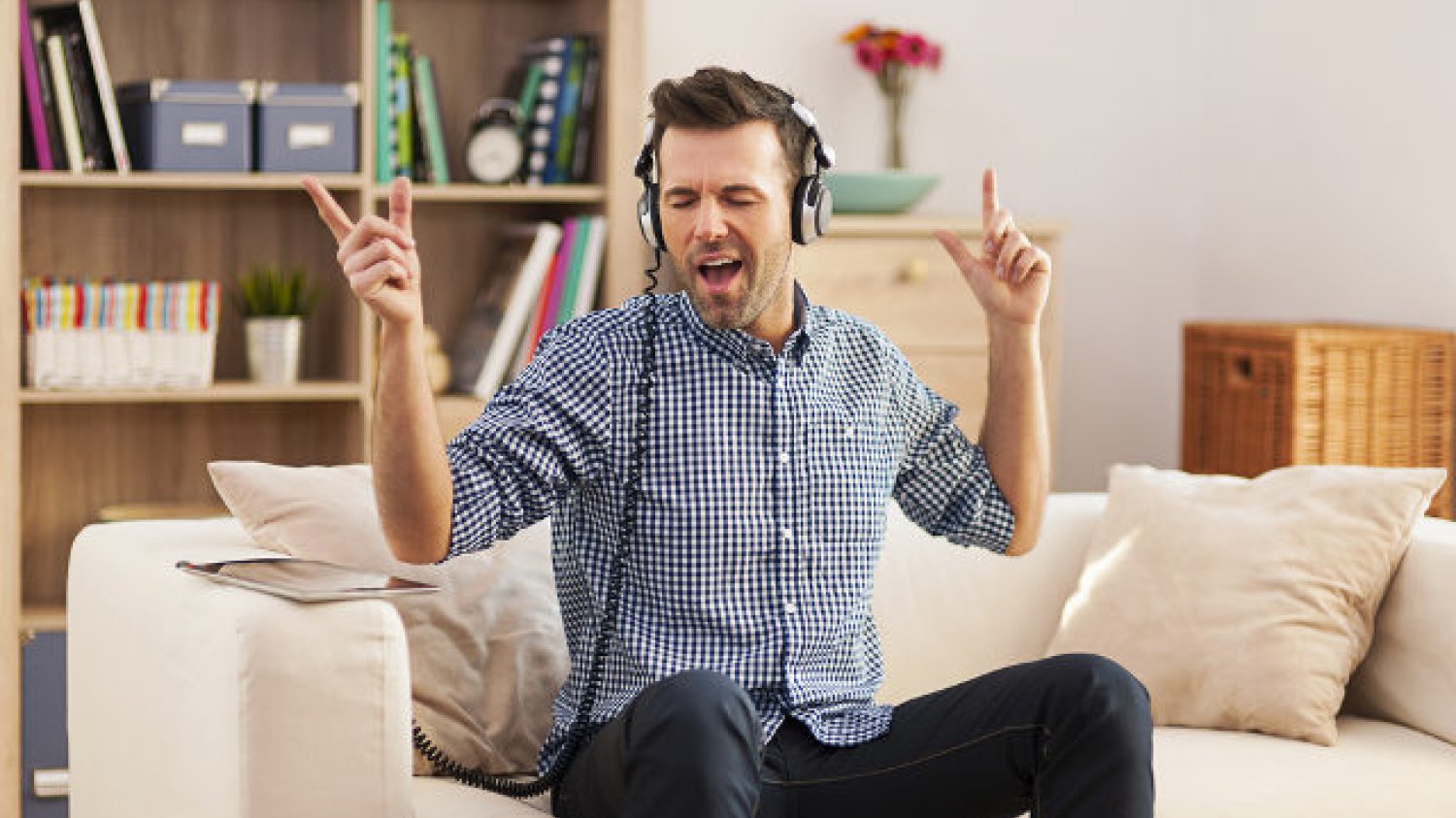 Muzyka w domu ze słuchawek? To już przeżytek. Nowoczesne i bezprzewodowe są znacznie wygodniejsze