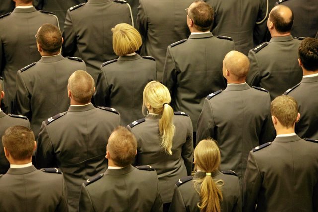 Coraz więcej kobiet zasila służby mundurowe.