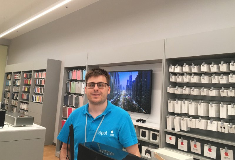 Niewidomy Rok od roku pracuje w jednym ze sklepów w Arkadii. Klienci bardzo go chwalą.