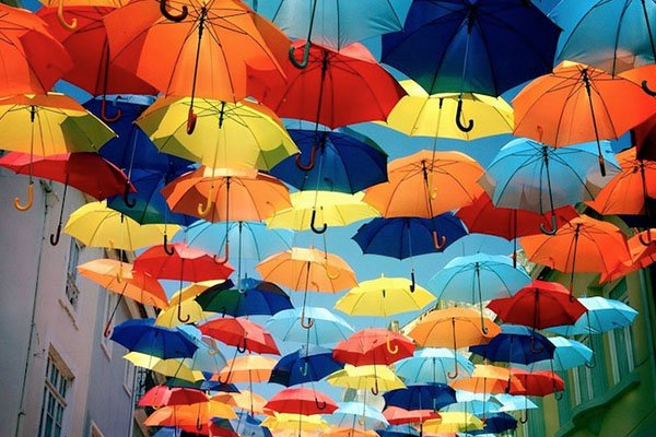 Tęczowa alejka w portugalskim miasteczku Águeda.