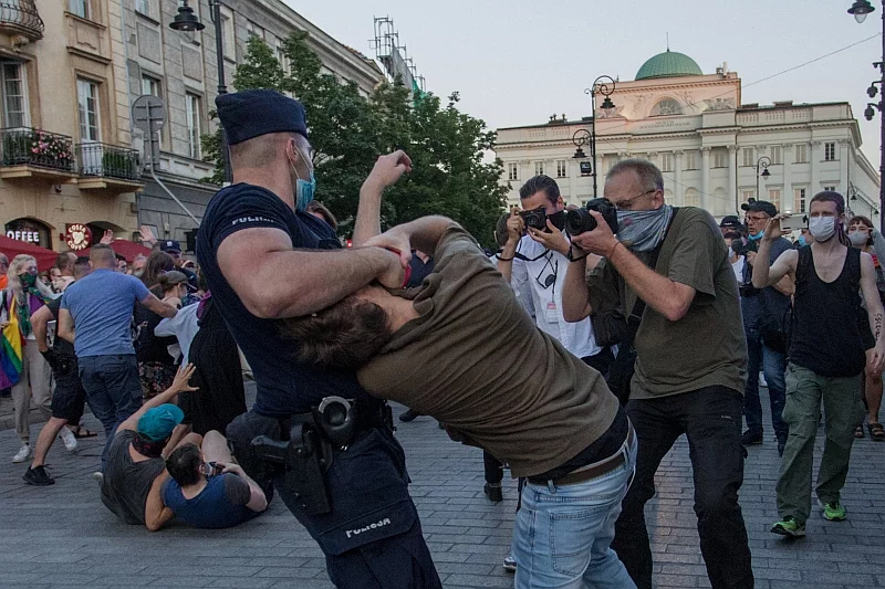 Po brutalnym spacyfikowaniu przez policję protestu środowisk LGBT i ich sympatyków wracają słowa Beaty Szydło o "wyprowadzaniu policji".