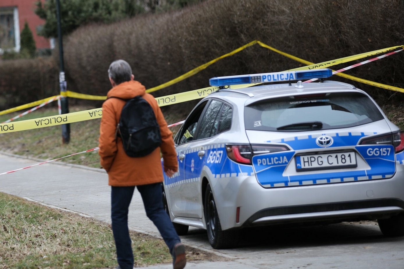 Kobieta, która wypadła z dzieckiem z 8. pietra, nie żyje.