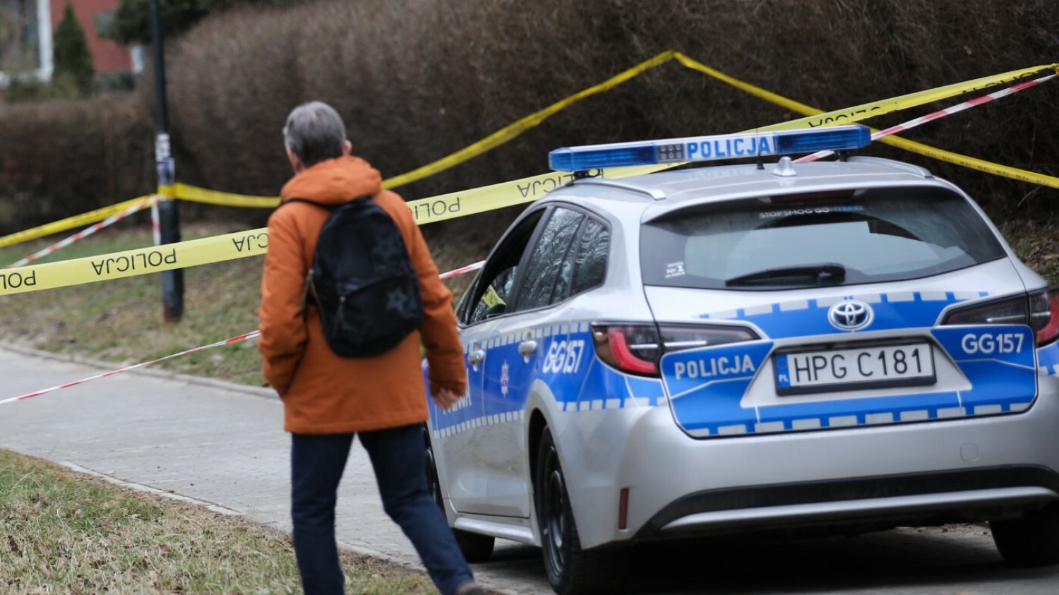 Kobieta, która wypadła z dzieckiem z 8. pietra, nie żyje.