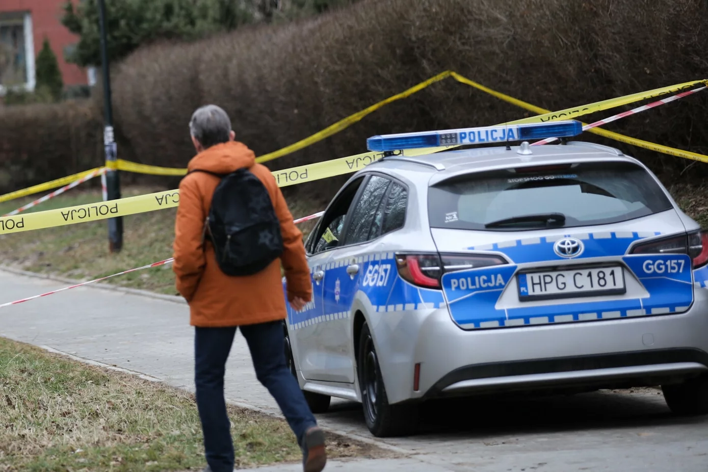 Kobieta, która wypadła z dzieckiem z 8. pietra, nie żyje.