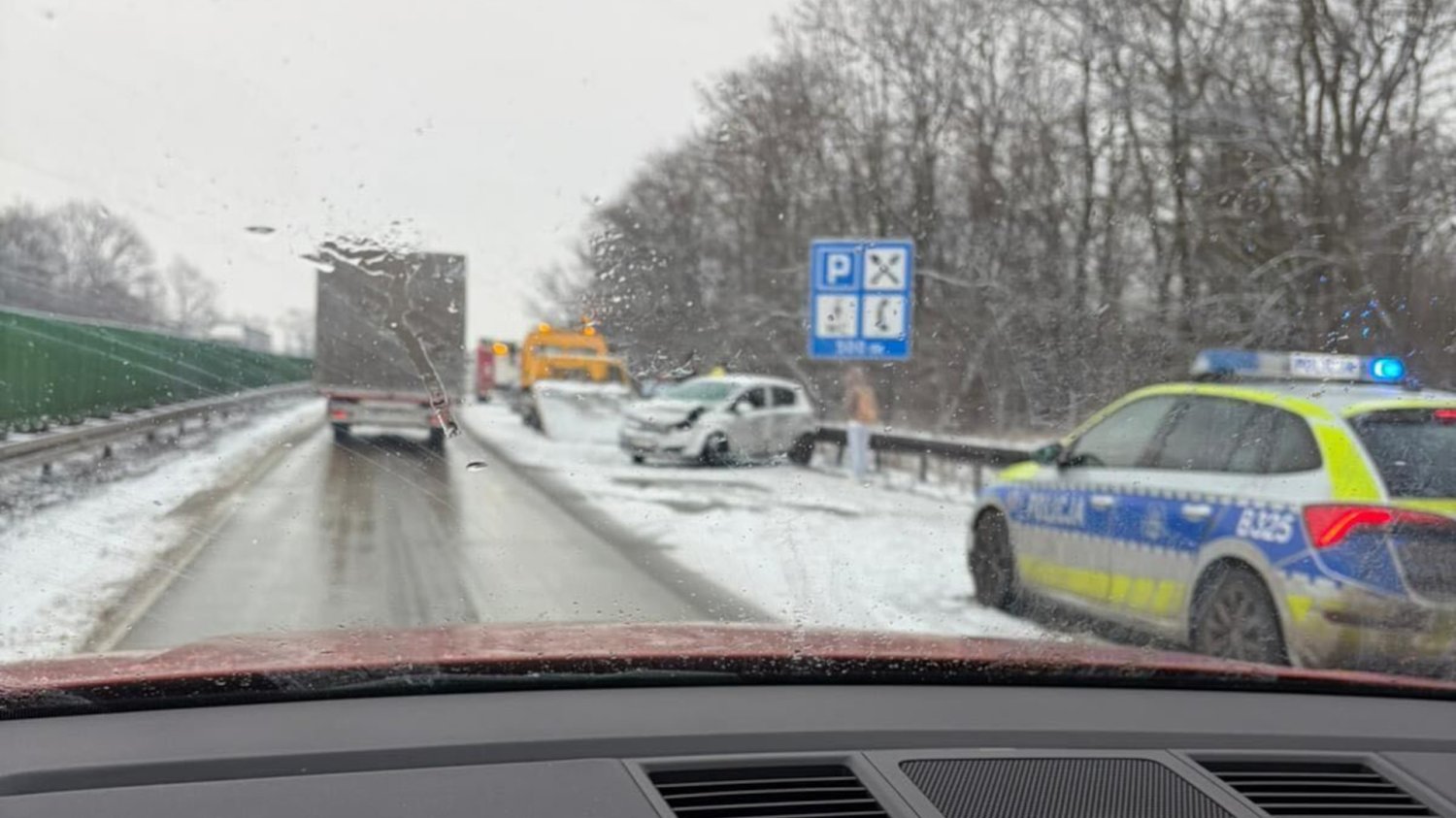 Od rana na autostradzie A4 panują fatalne warunki. Kierowcy stoją w korkach