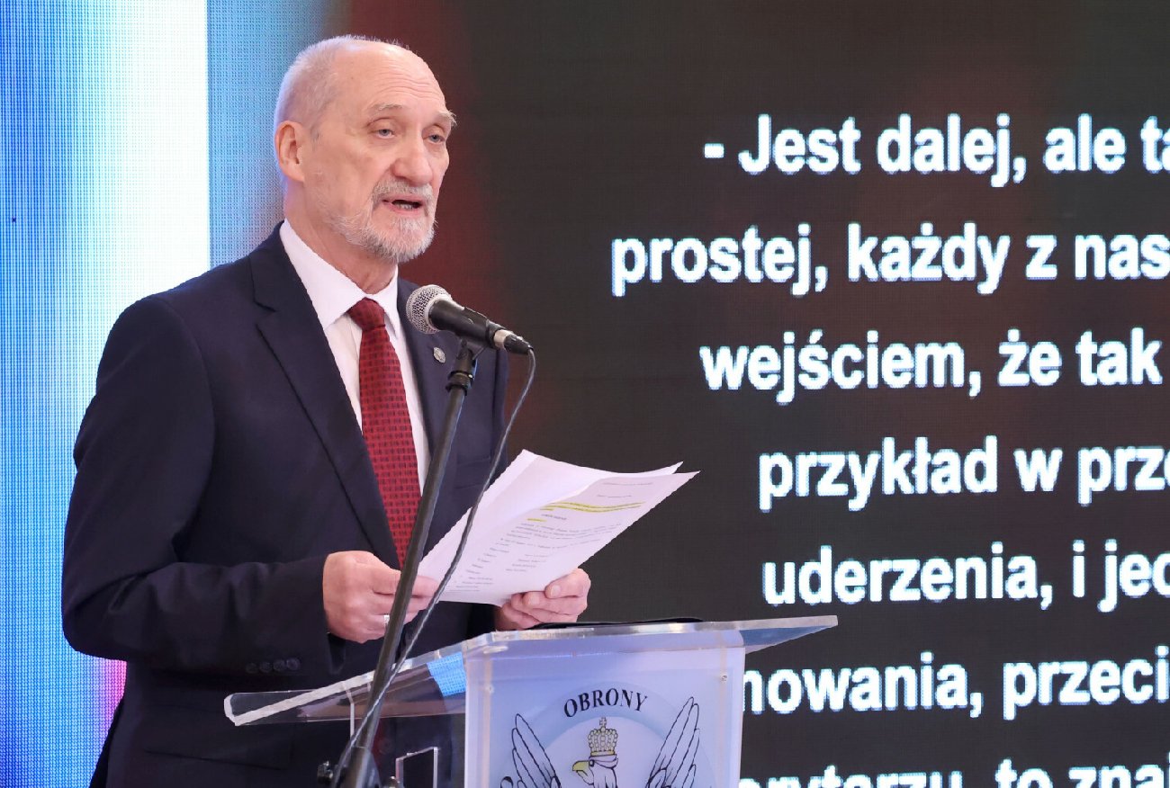 Konferencja Macierewicza. Ujawniono raport ws. katastrofy smoleńskiej