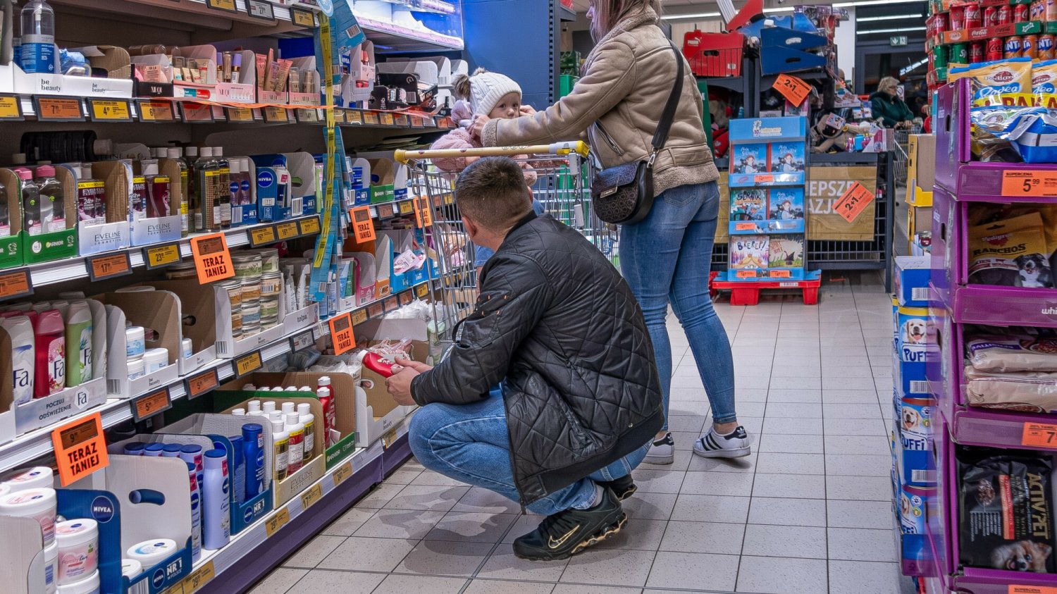 Promocja na Domestos i kapsułki Fairy w Biedronce. Co trzeba zrobić? Promocja 1+1 gratis w Biedronce. Można dostać za darmo Domestos lub kapsułki do zmywarki