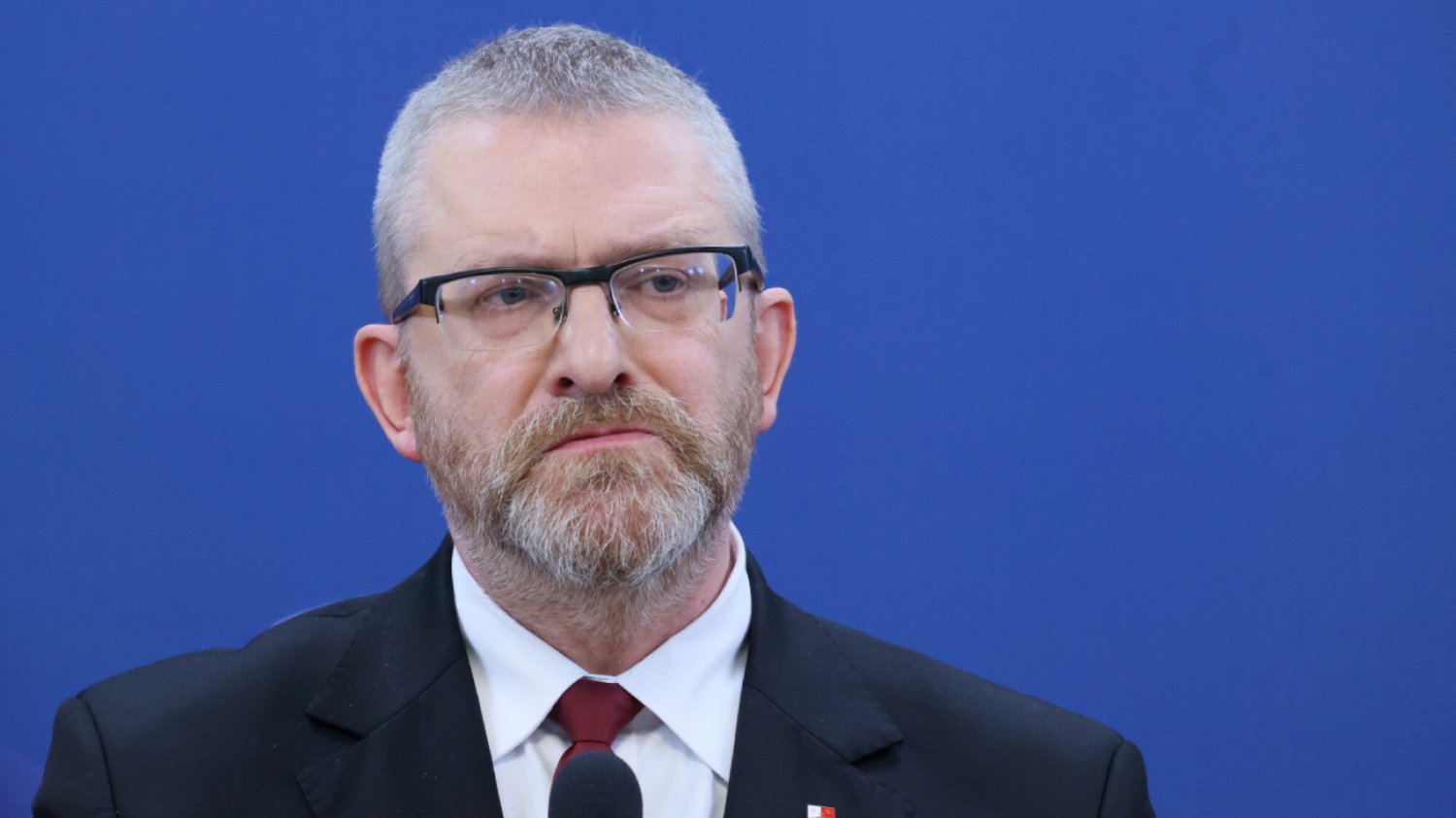 Parlament Europejski zadecydował ws. Grzegorza Brauna. Polityk straci immunitet.