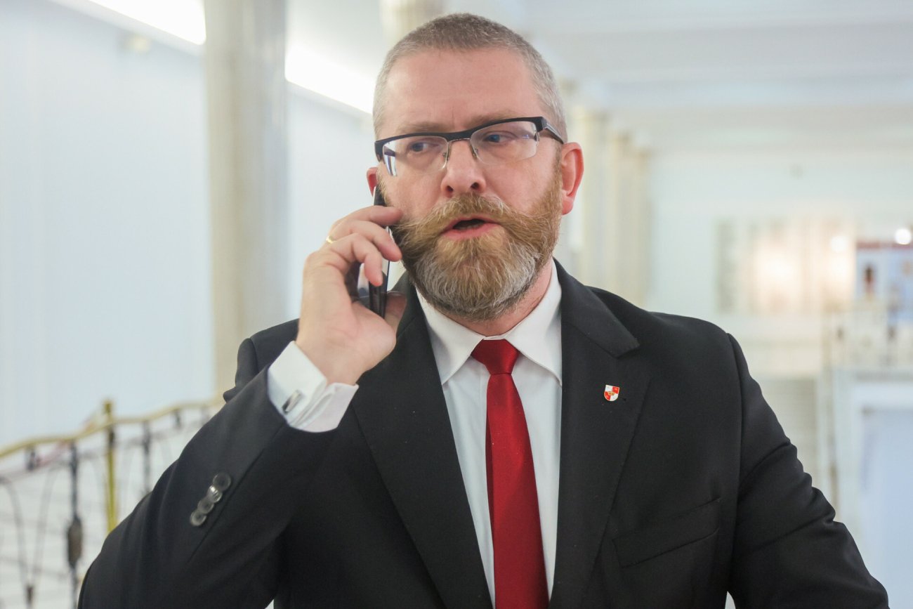 Sprawozdanie finansowe partii Brauna odrzucone przez PKW. O co chodzi?