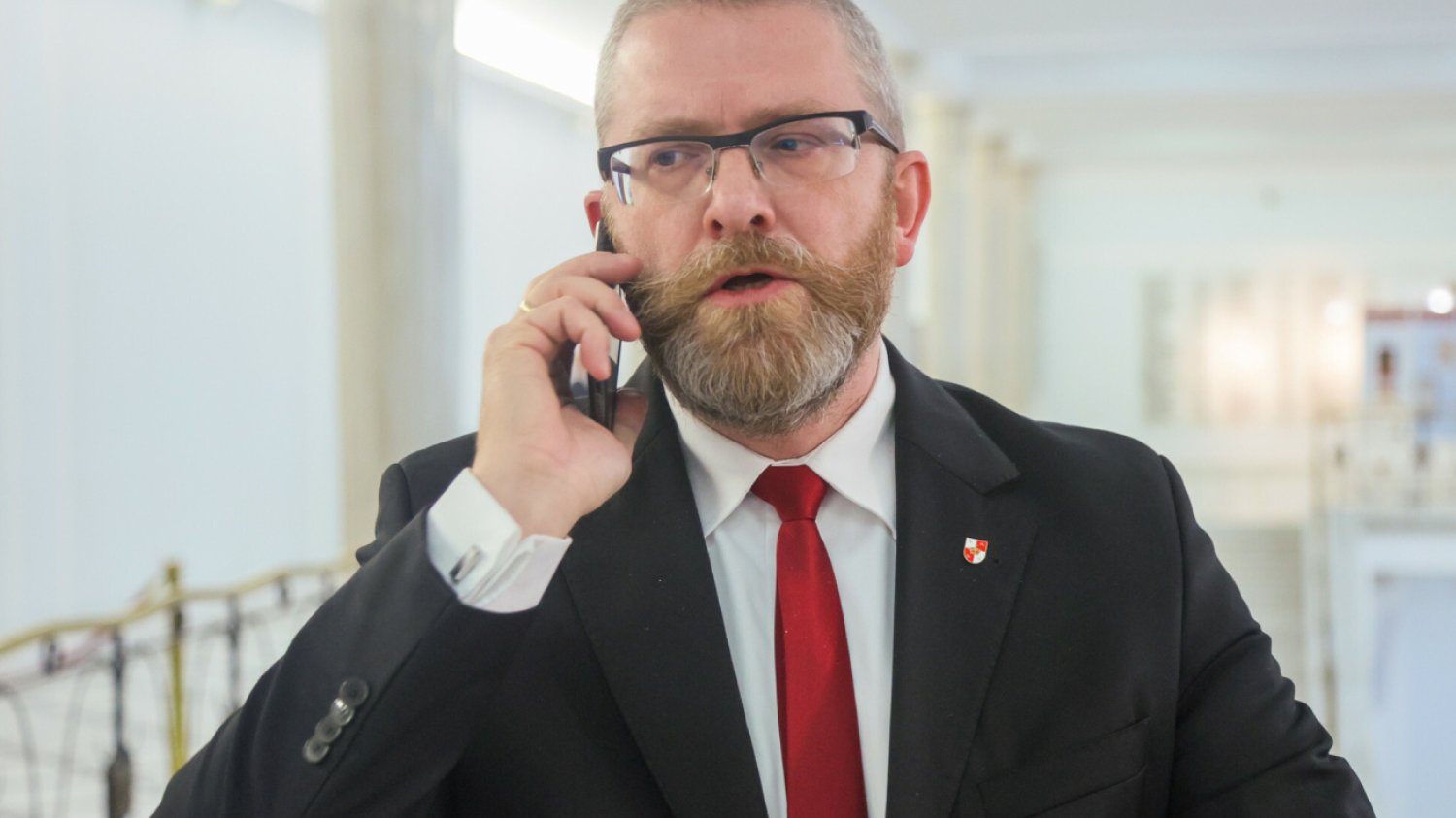 Sprawozdanie finansowe partii Brauna odrzucone przez PKW. O co chodzi?