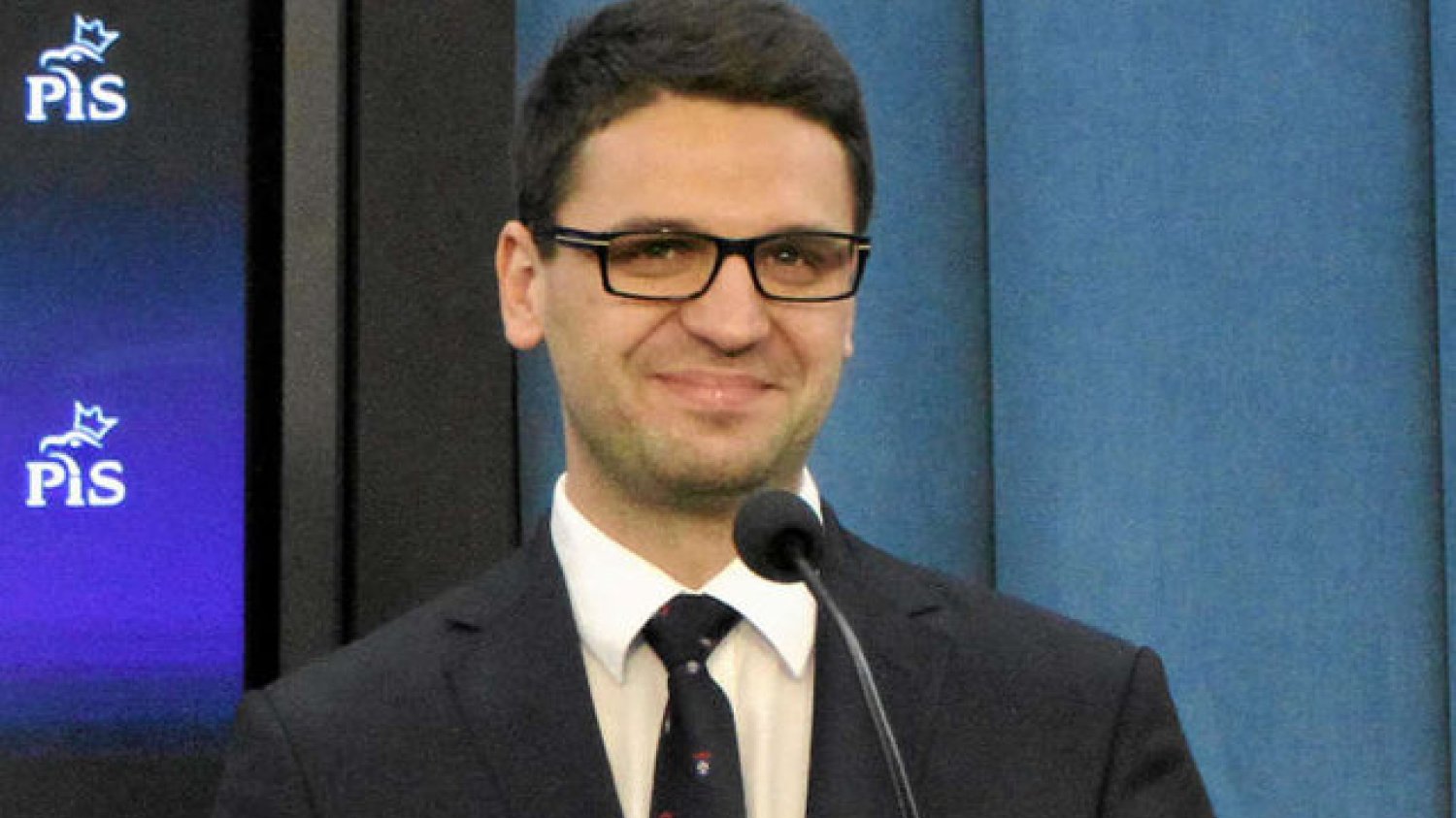 Nie wiadomo, jakim cudem Mariusz Antoni Kamiński - jak podaje "Fakt" - był jednocześnie w dwóch delegacjach - krajowej i zagranicznej.