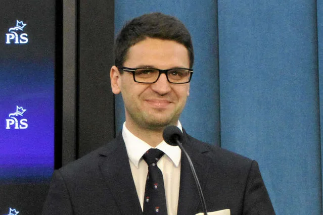 Nie wiadomo, jakim cudem Mariusz Antoni Kamiński - jak podaje "Fakt" - był jednocześnie w dwóch delegacjach - krajowej i zagranicznej.