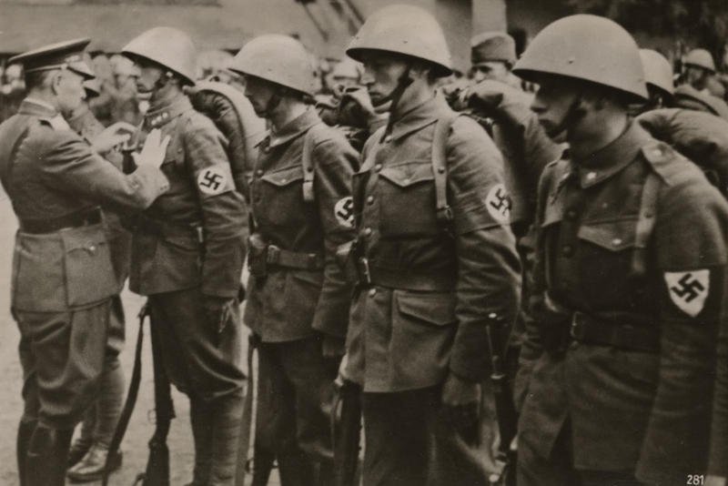 Żołnierze słowaccy z Armii Polowej "Bernolak" dekorowani przez Ferdynanda Čatloša po kampanii wrześniowej w Polsce