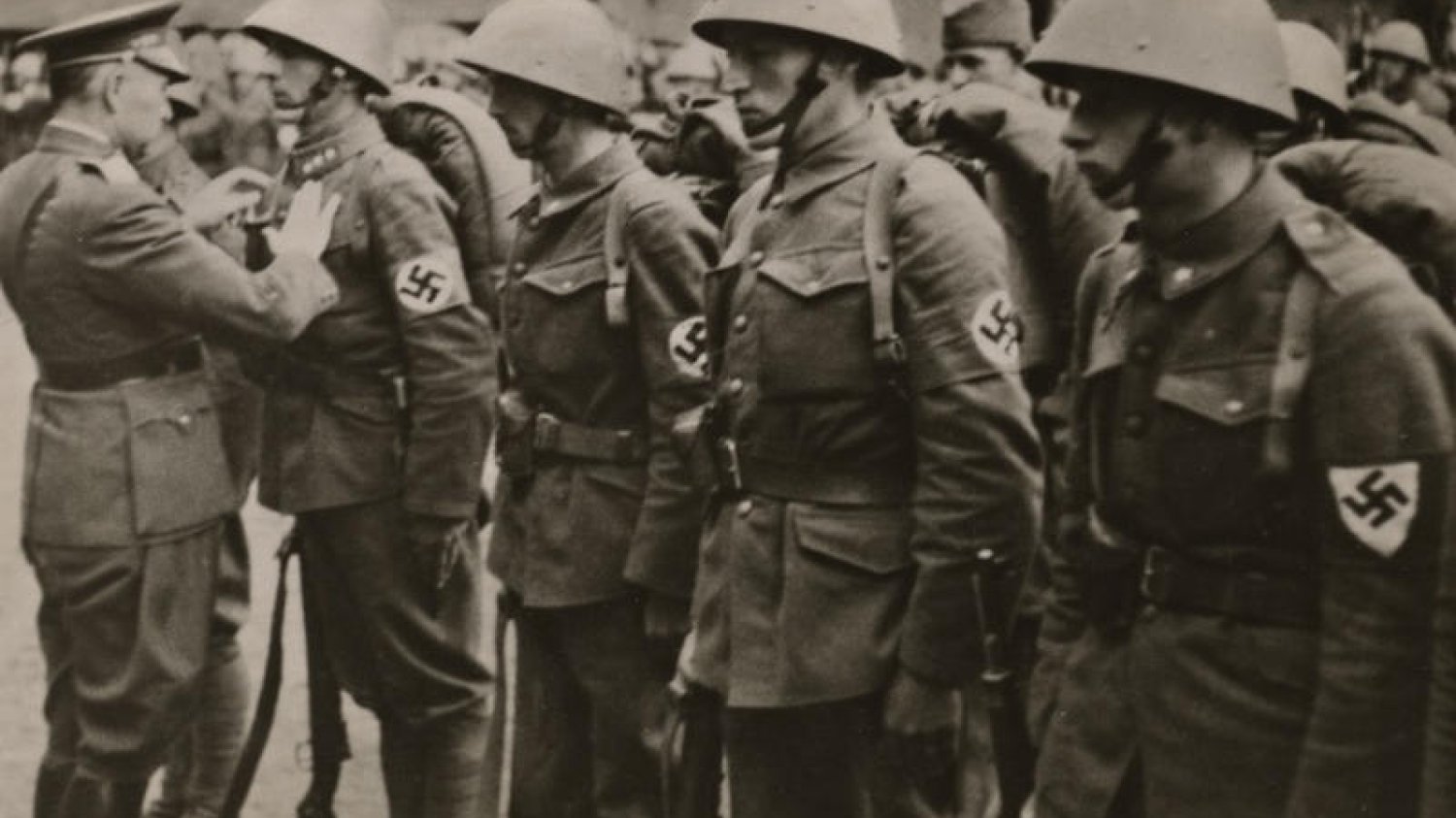 Żołnierze słowaccy z Armii Polowej "Bernolak" dekorowani przez Ferdynanda Čatloša po kampanii wrześniowej w Polsce
