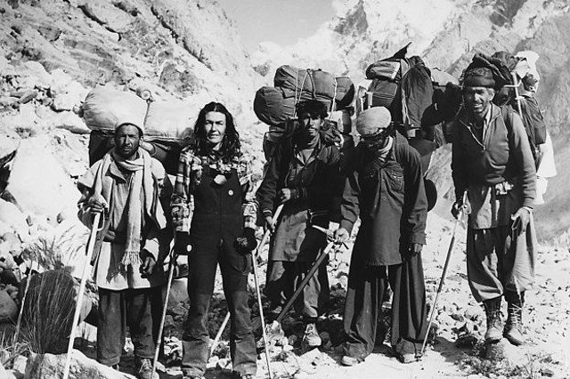 Wanda Rutkiewicz wspinająca się obozu pod K2 o kulach.