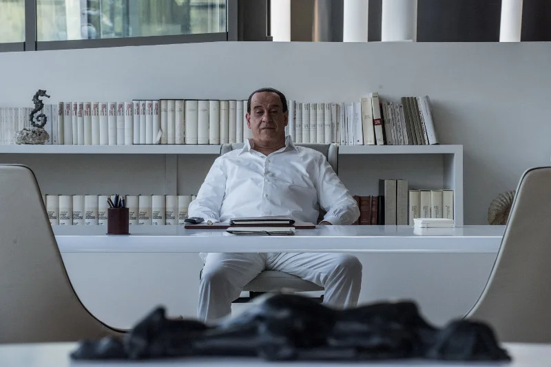 W rolę Silvia Berlusconiego w filmie ''Oni'' wciela się Toni Servillo, ulubiony aktor oscarowego reżysera Paolo Sorrentino