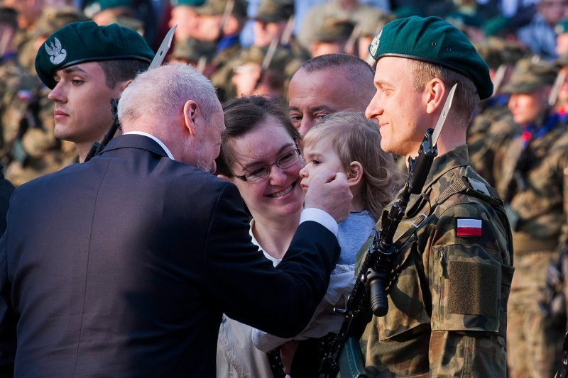 Nic nie zmienią gromy na Antoniego Macierewicza z powodu skandalu w Gdańsku. Minister ma szerokie polityczne plecy i wcale nie u Prezesa.