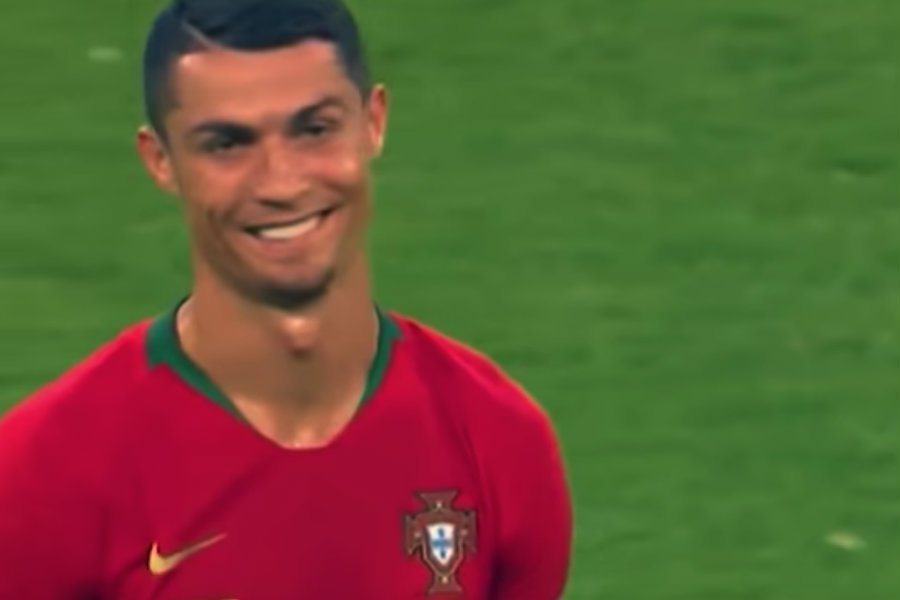 Cristiano Ronaldo miał dużo szczęścia, że nie dostał czerwonej kartki w meczu z Iranem. Po całym zdarzeniu ironicznie się uśmiechał.